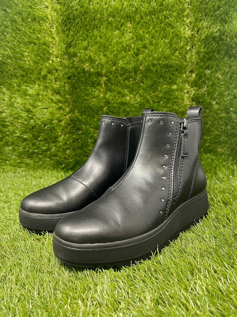 Clarks Women's 6.5M Zyla Black Leather Comfort Booties